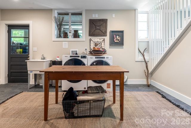 15 Red Oak Road, Asheville, NC 28804
