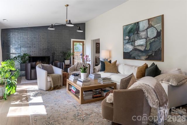15 Red Oak Road, Asheville, NC 28804