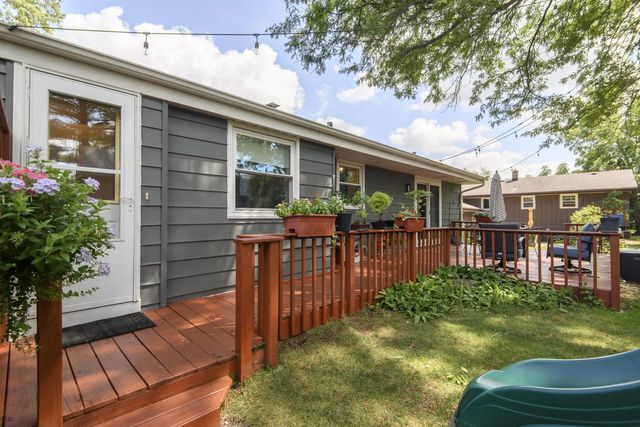 3575 S Cottonwood ROAD, New Berlin, WI 53151