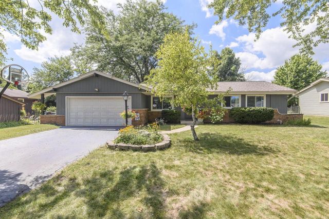 3575 S Cottonwood ROAD, New Berlin, WI 53151
