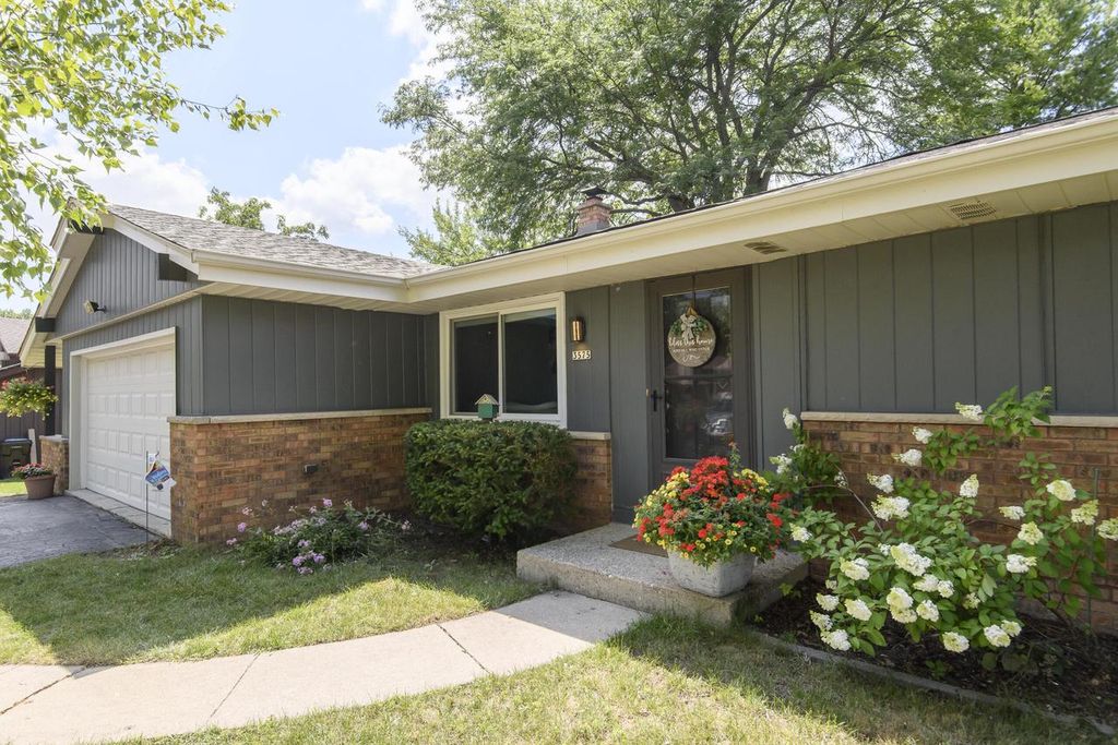 3575 S Cottonwood ROAD, New Berlin, WI 53151