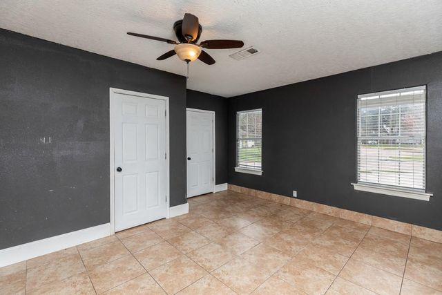 970 Charleston Circle, Bridge City, TX 77611