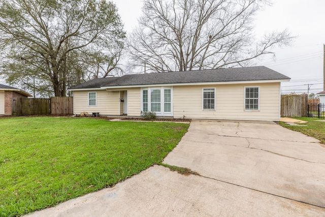 970 Charleston Circle, Bridge City, TX 77611