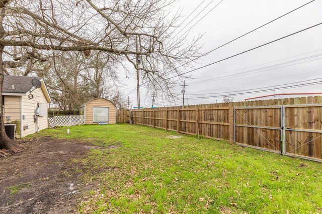 970 Charleston Circle, Bridge City, TX 77611