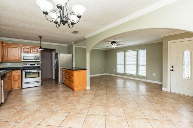 970 Charleston Circle, Bridge City, TX 77611