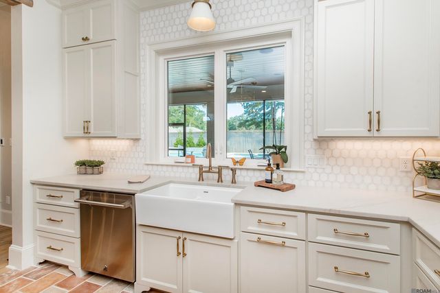 9984 Forrest Delatte Rd, Denham Springs, LA 70726