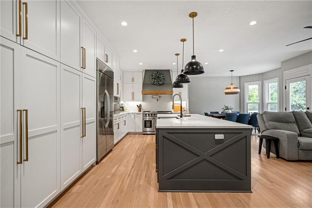 16102 Overbrook Lane, Stilwell, KS 66085