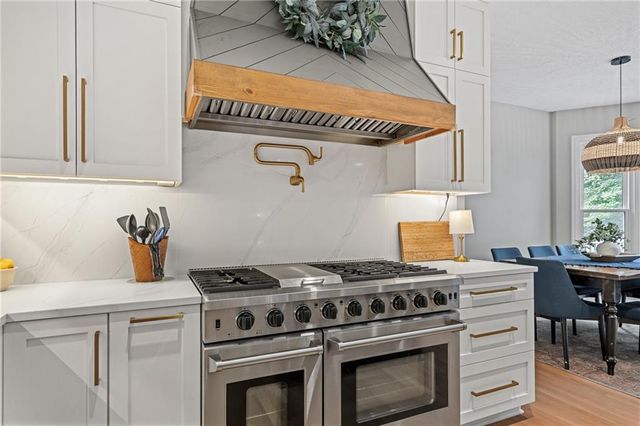 16102 Overbrook Lane, Stilwell, KS 66085