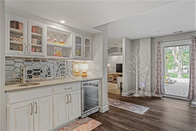 16102 Overbrook Lane, Stilwell, KS 66085