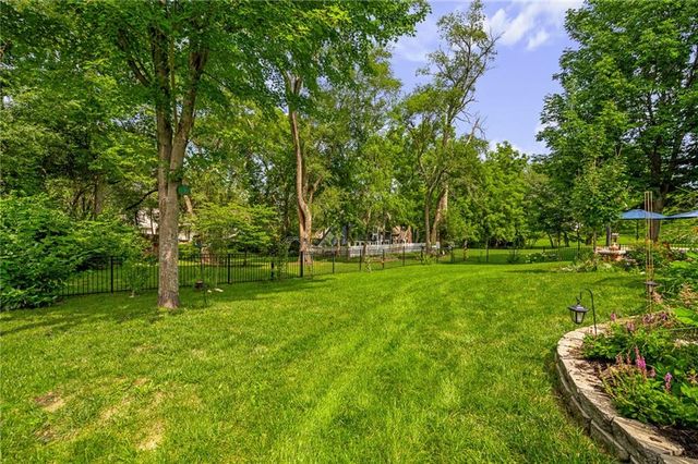 16102 Overbrook Lane, Stilwell, KS 66085