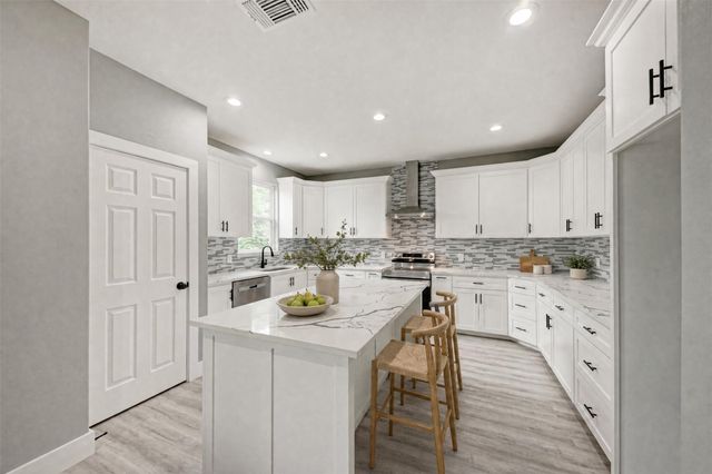 125 Comanche DR, Paige, TX 78659