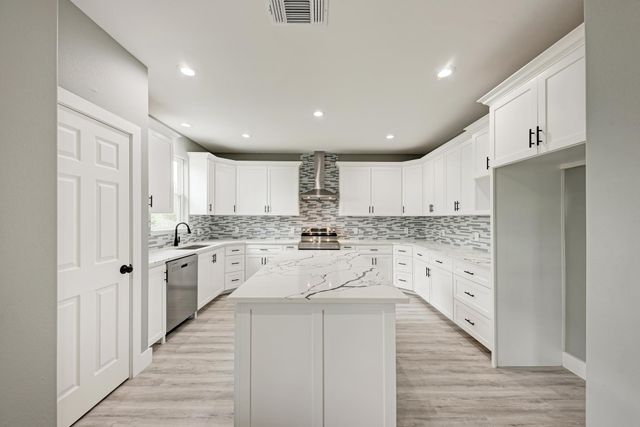 125 Comanche DR, Paige, TX 78659