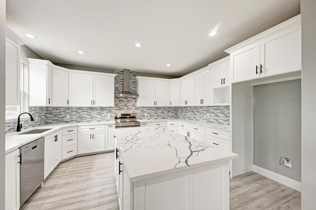 125 Comanche DR, Paige, TX 78659