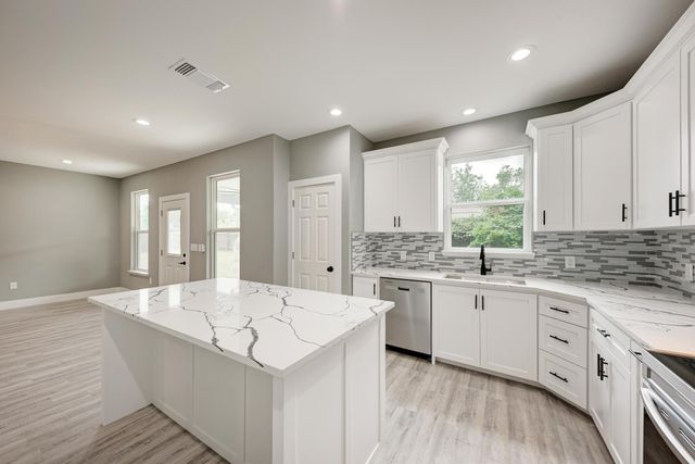 125 Comanche DR, Paige, TX 78659