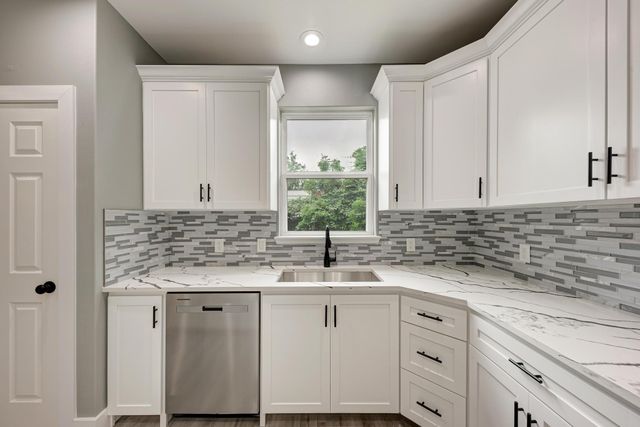 125 Comanche DR, Paige, TX 78659