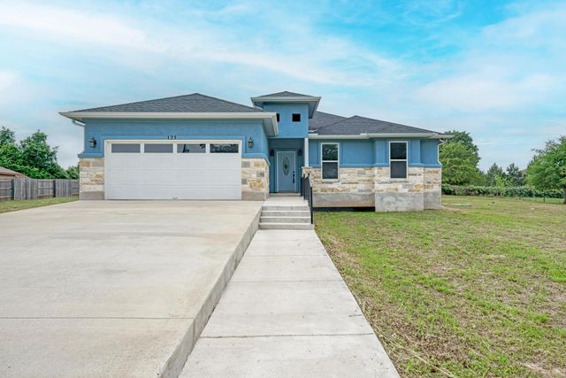 125 Comanche DR, Paige, TX 78659