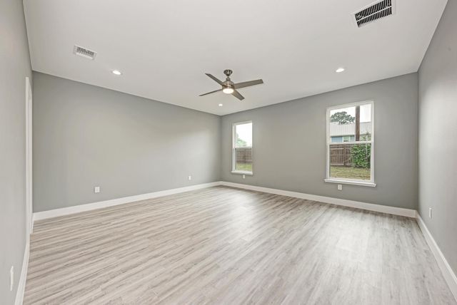 125 Comanche DR, Paige, TX 78659