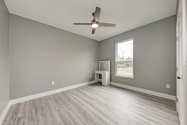 125 Comanche DR, Paige, TX 78659