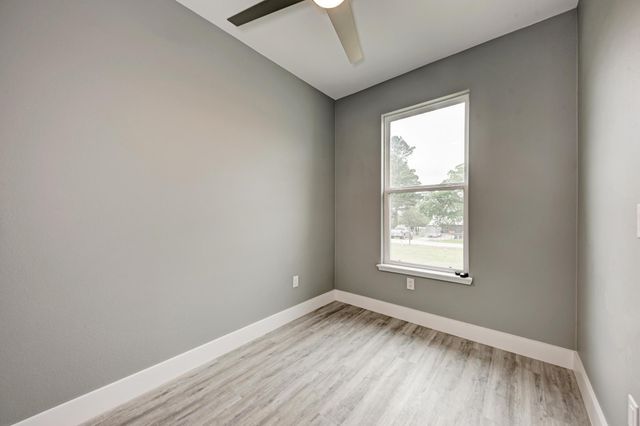 125 Comanche DR, Paige, TX 78659
