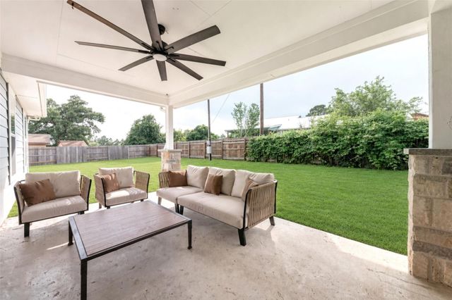 125 Comanche DR, Paige, TX 78659