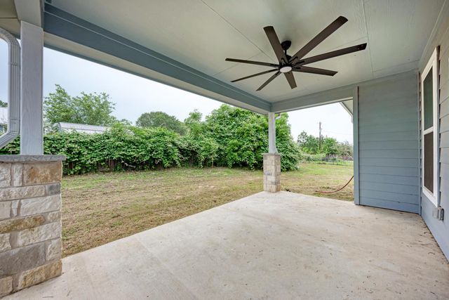 125 Comanche DR, Paige, TX 78659