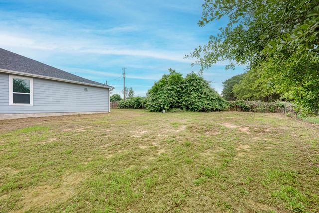 125 Comanche DR, Paige, TX 78659