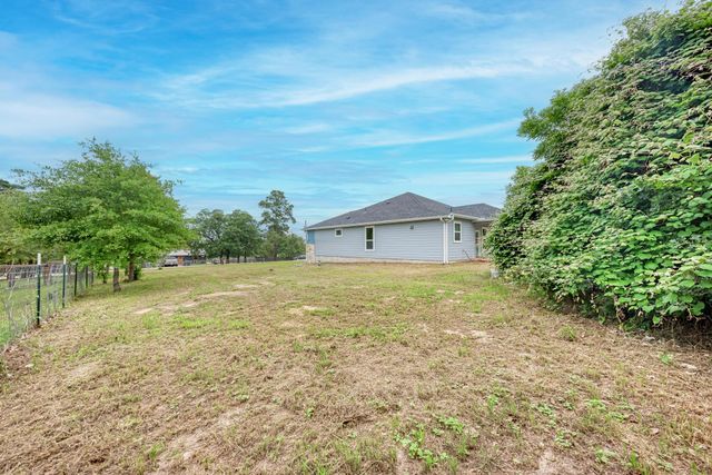 125 Comanche DR, Paige, TX 78659
