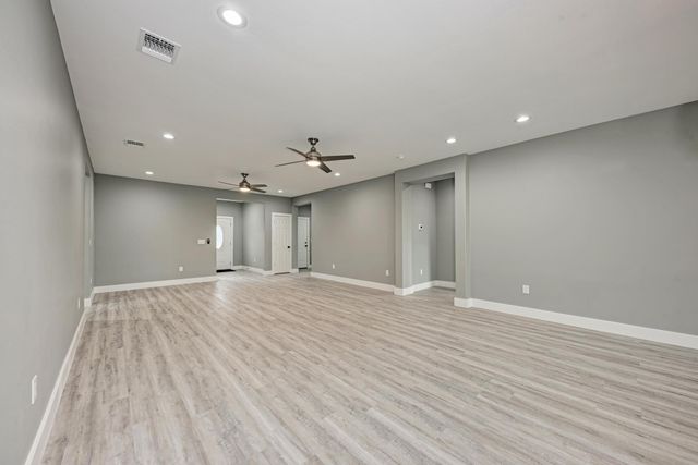 125 Comanche DR, Paige, TX 78659