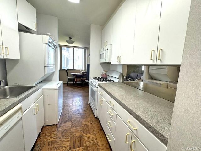 271-10 Grand Central Parkway 16S, Floral Park, NY 11005