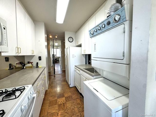 271-10 Grand Central Parkway 16S, Floral Park, NY 11005