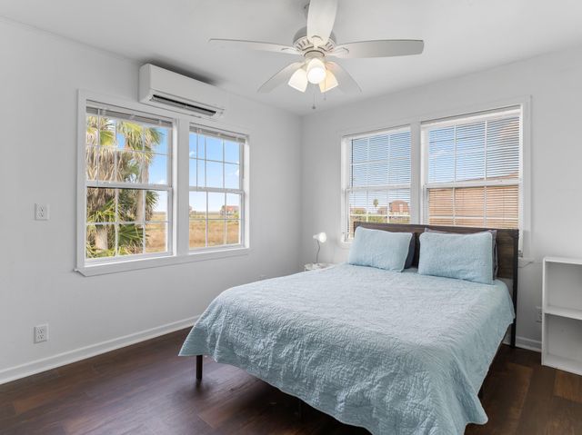 575 Beachfront Drive, Matagorda, TX 77457