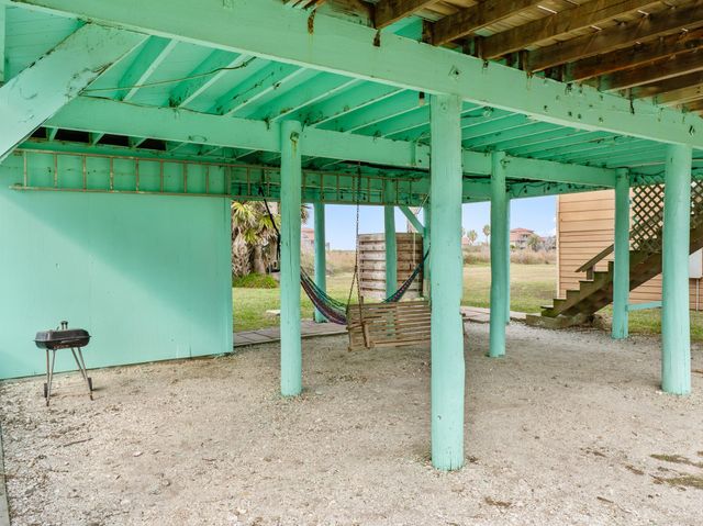 575 Beachfront Drive, Matagorda, TX 77457