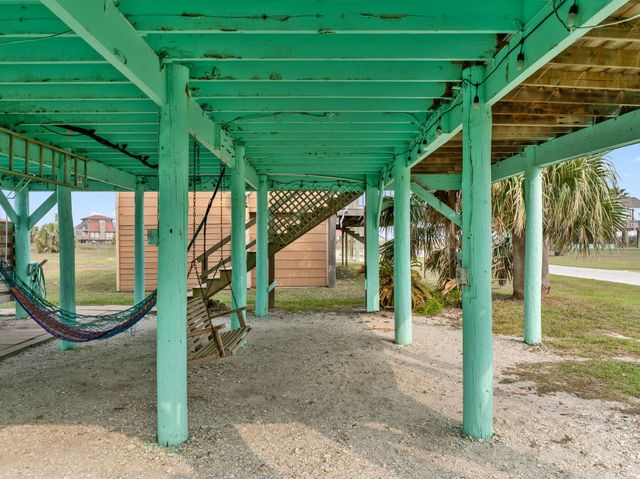 575 Beachfront Drive, Matagorda, TX 77457
