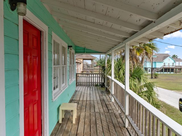 575 Beachfront Drive, Matagorda, TX 77457