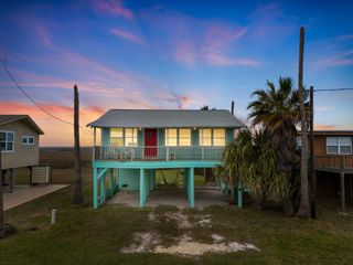 575 Beachfront Drive, Matagorda, TX 77457