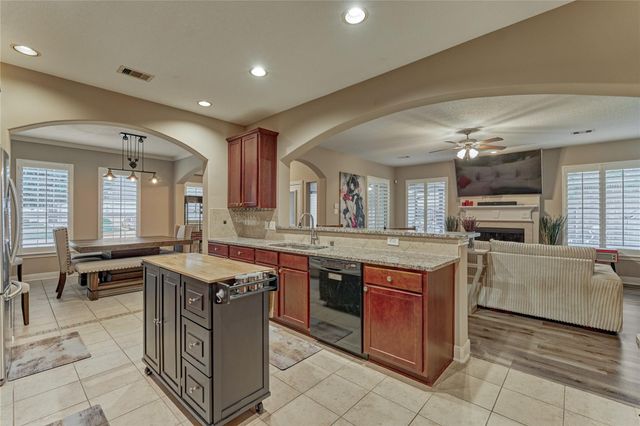 214 Wyndemere Drive, Montgomery, TX 77356