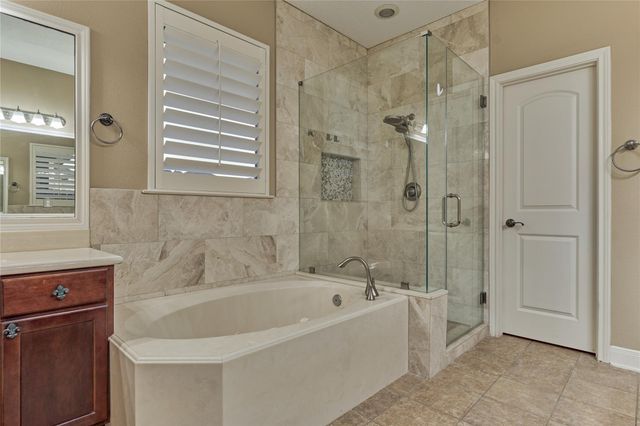 214 Wyndemere Drive, Montgomery, TX 77356