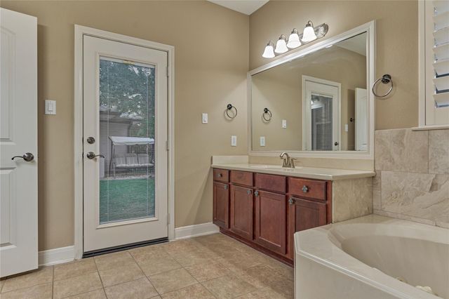 214 Wyndemere Drive, Montgomery, TX 77356