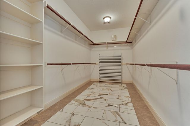 214 Wyndemere Drive, Montgomery, TX 77356