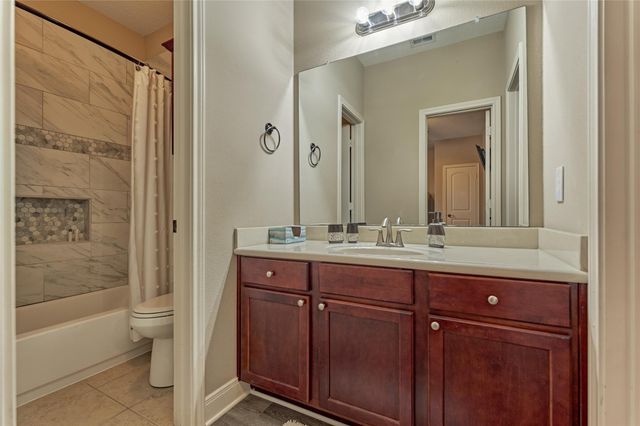 214 Wyndemere Drive, Montgomery, TX 77356