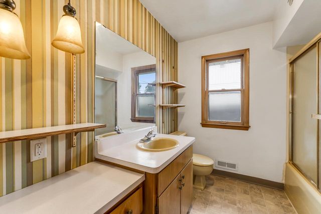 6105 S Swift AVENUE, Cudahy, WI 53110