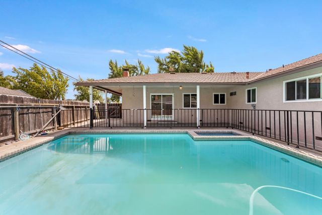 2704 Westchester Lane, Modesto, CA 95350