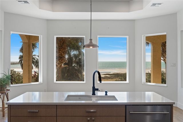 112 Baypoint Dr, Portland, TX 78374