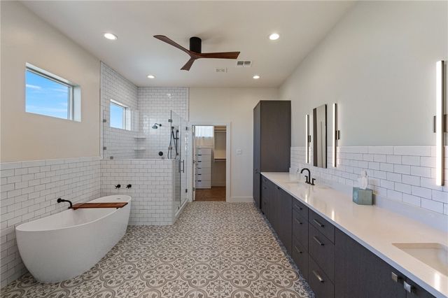 112 Baypoint Dr, Portland, TX 78374