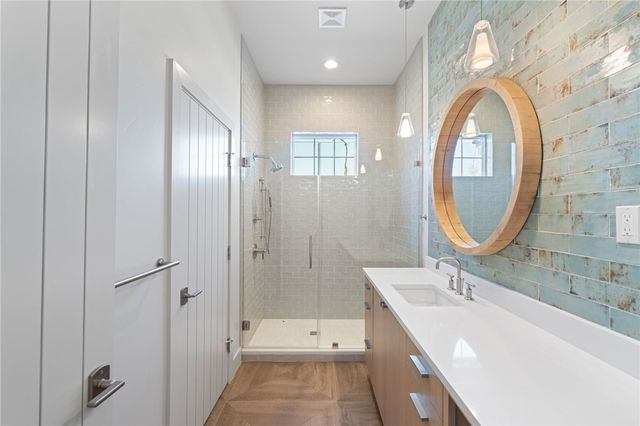 112 Baypoint Dr, Portland, TX 78374