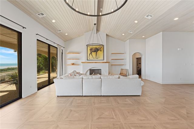 112 Baypoint Dr, Portland, TX 78374