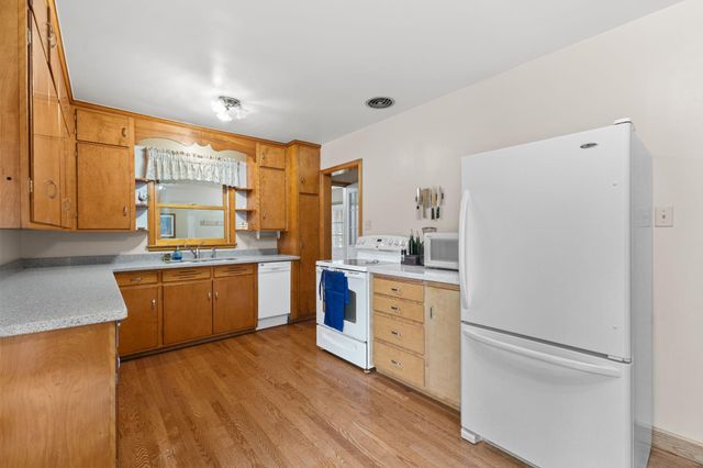 1405 Belmont Lane W, Roseville, MN 55113