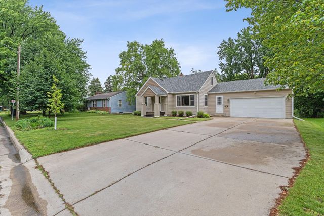 1405 Belmont Lane W, Roseville, MN 55113