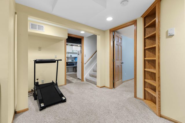 1405 Belmont Lane W, Roseville, MN 55113