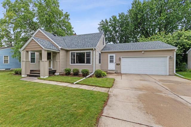 1405 Belmont Lane W, Roseville, MN 55113